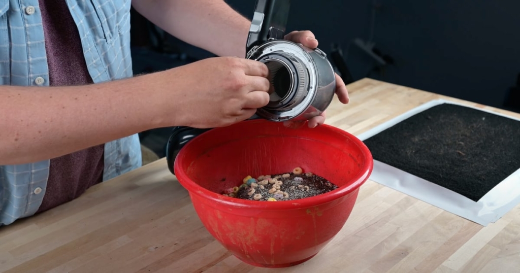 Emptying the Black+Decker BDH2000PL