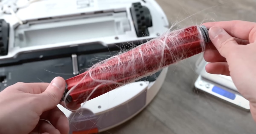 iRobot Roomba s9+ срещу Roborock S7+ • Вакуумни войни 19 Проверка на косата върху четка - iRobot Roomba s9 plus срещу Roborock S7 plus